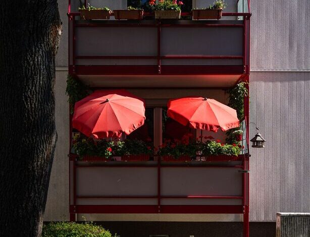 Mały balkon jako wygodne miejsce do relaksu
